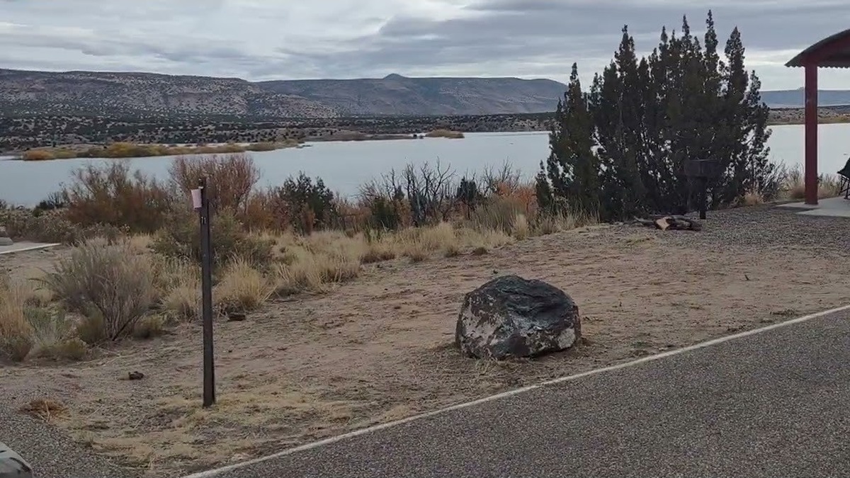 Picnic shelter overlooking Cochiti Lake on the Ringtail loop